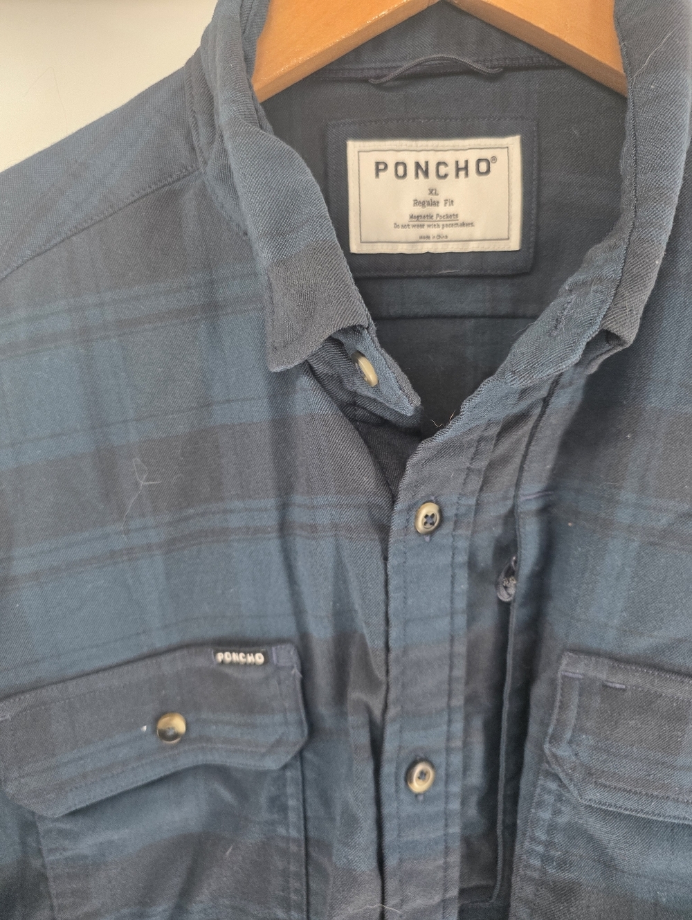 Poncho Flannel Shirt Men’s XL Navy Plaid Regular Fit Magnetic Pockets Outdoor